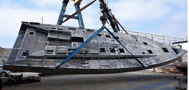 Aura 57 Sailboat, hull turns up